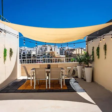 Апартаменты Seafront Townhouse With Roof Terrace Марсаскала