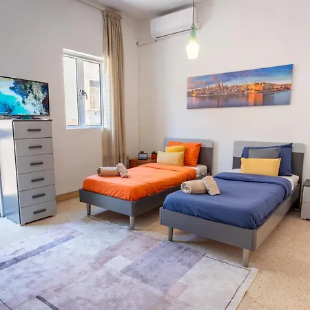 Seafront Townhouse With Roof Terrace Марсаскала