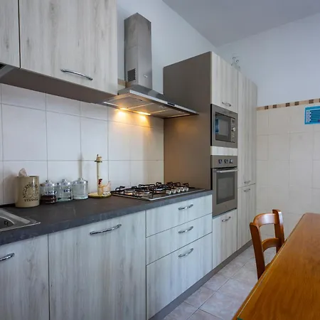 Seafront Townhouse With Roof Terrace *