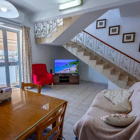Апартаменты Seafront Townhouse With Roof Terrace Марсаскала