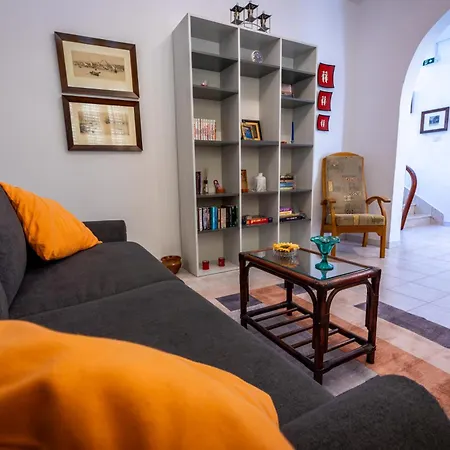 Апартаменты Seafront Townhouse With Roof Terrace Марсаскала
