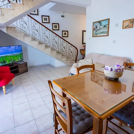 Seafront Townhouse With Roof Terrace *